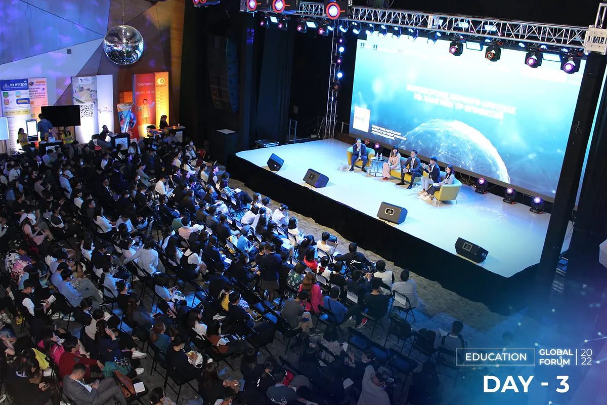 Education Global Forum 2022-ын тайзан дээр хэлэлцүүлэг өрнөж, танхим дүүрэн оролцогчид сонсож байна