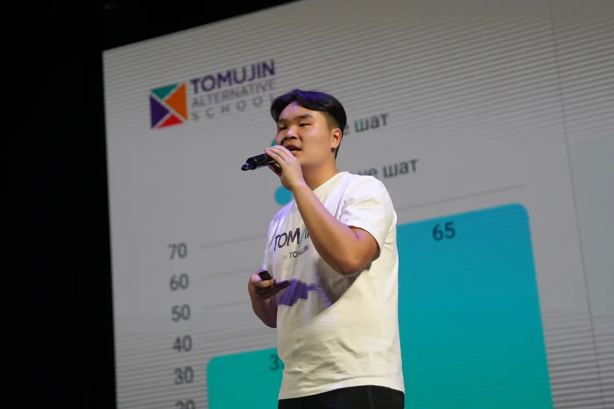 ТОМ ИНК тэмцээнд сурагч төслөө танилцуулж байна